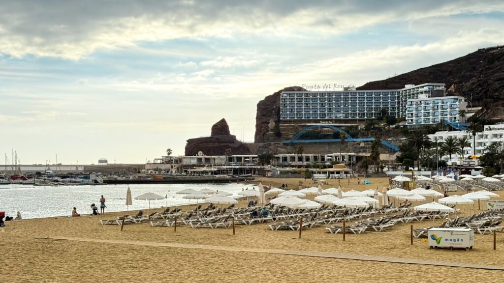 widok na plażę puerto rico gran canaria